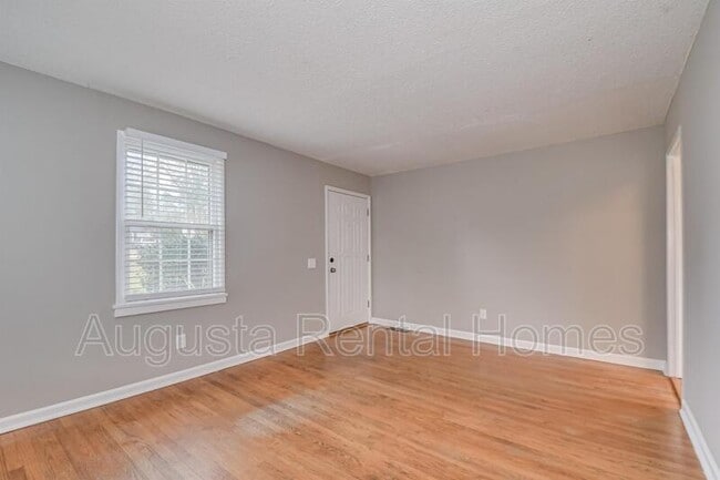 Building Photo - 1019 1/2 Bedford Drive