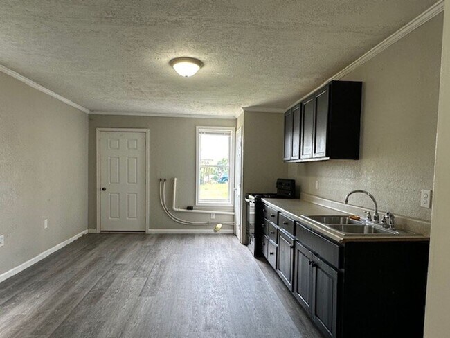 Building Photo - 16 1/2 Locust St-