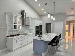 Building Photo - 652 W Palm Aire Dr