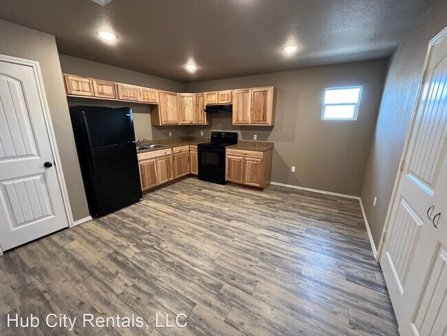 Building Photo - 3 br, 2 bath House - 1519 E 8th Street