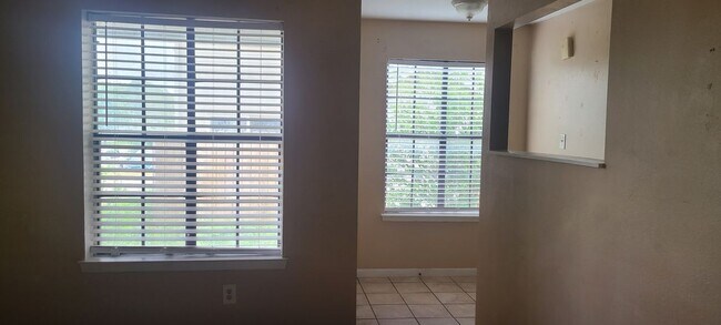Building Photo - 1102 Verde Dr