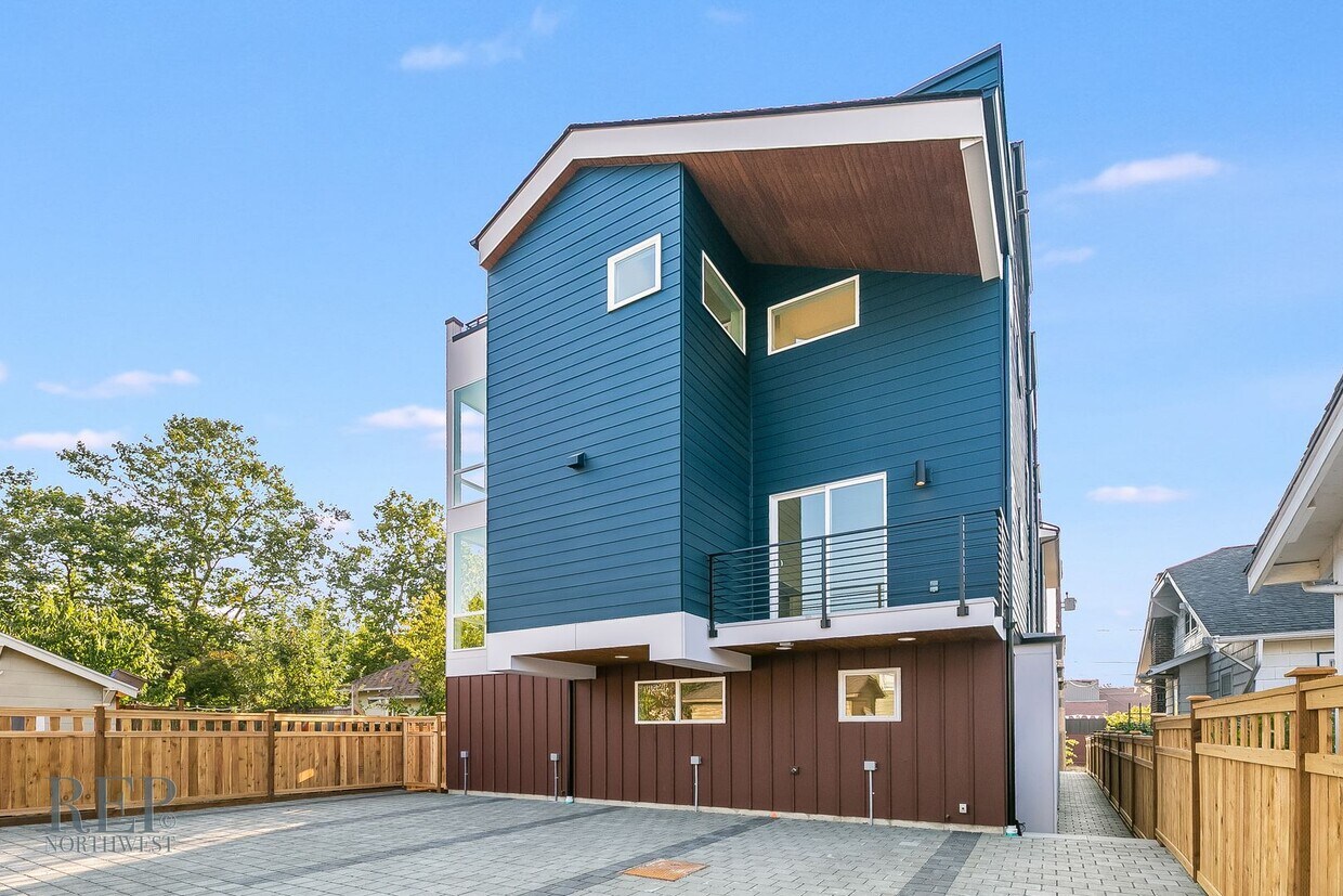 Primary Photo - Brand New Townhome in the Heart of Walling...