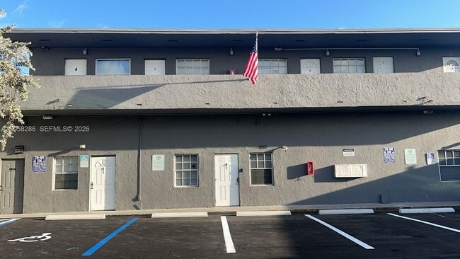 Building Photo - 5010 Pembroke Rd