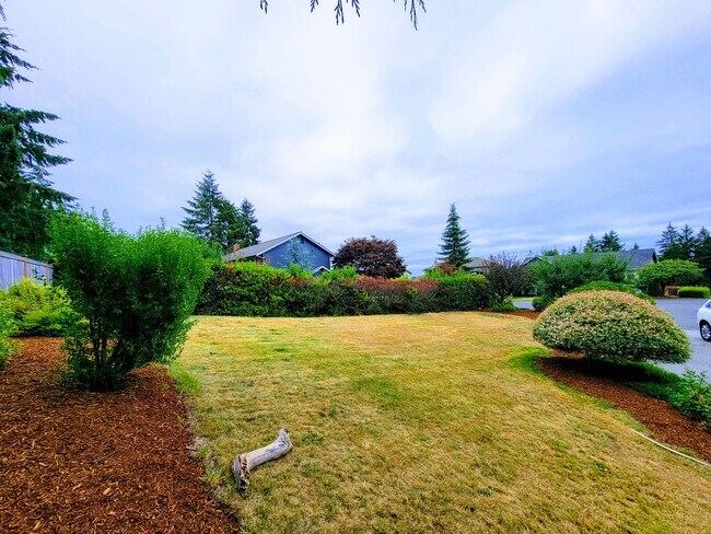 Building Photo - Immaculate and spacious 3 bedroom