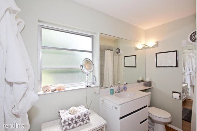Building Photo - 1 br, 1 bath  - 1495 NE 4th Ct # B