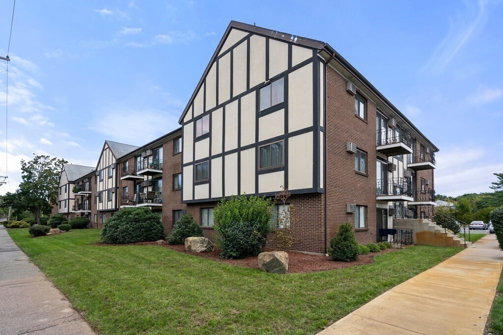 151 Bittersweet Ln Unit 215, Randolph, MA 02368 Condo for Rent in