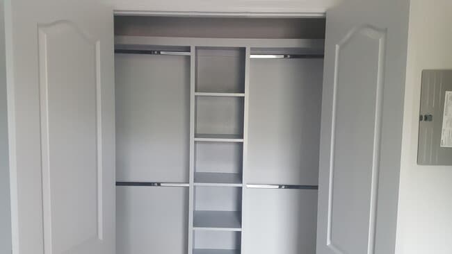 armario del dormitorio - 709 E 3rd St