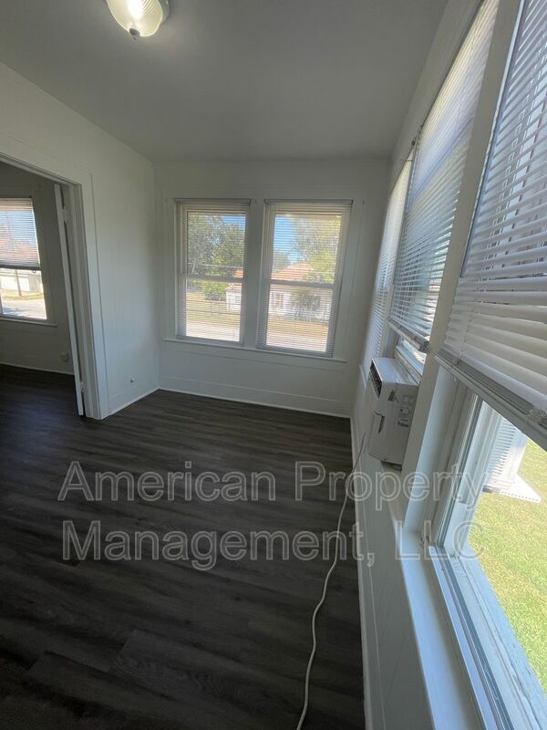 Building Photo - 502 S Walnut St
