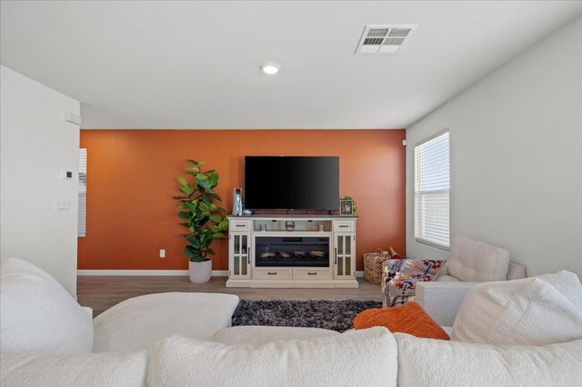Foto del edificio - Newer Build 4-Bedroom Home with Chef’s Kitchen & Entertainer’s Backyard