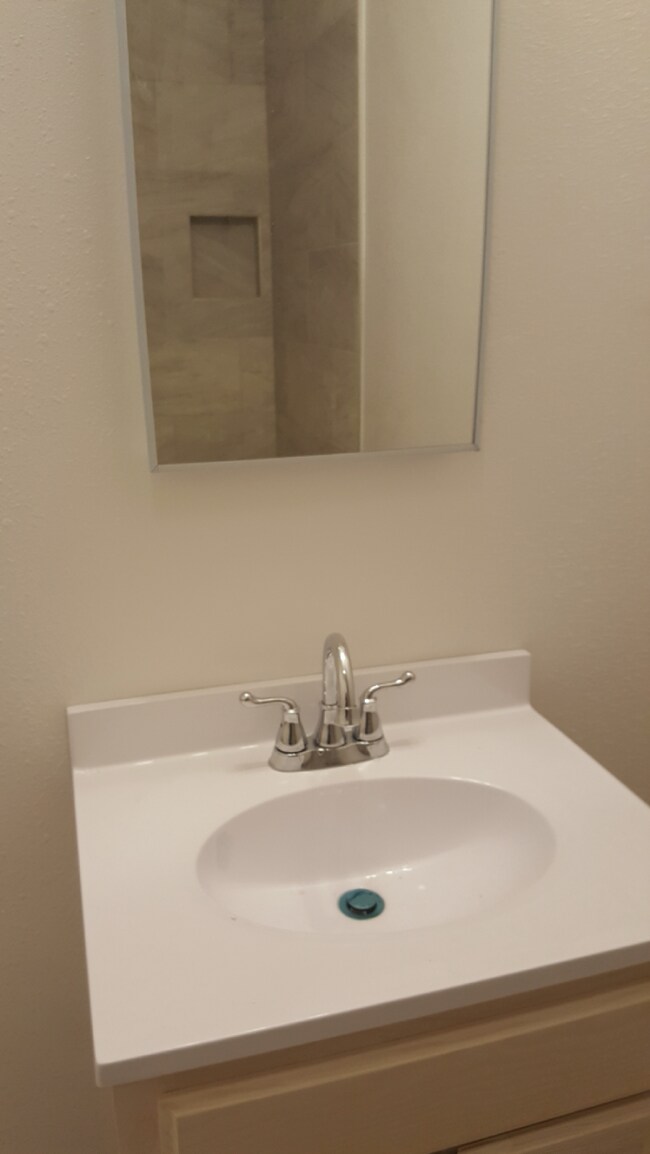 Building Photo - bedroom in Lynwood CA 90262