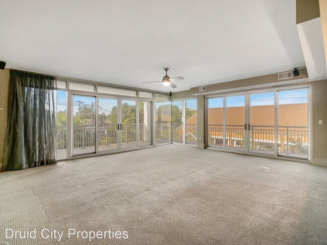 Building Photo - 1018 Hackberry Ln
