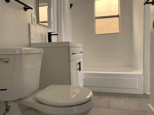 Interior Photo - 729 N Marine Ave