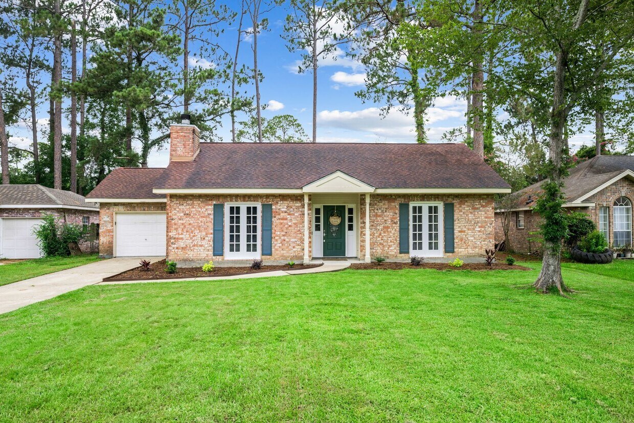 Primary Photo - Adorable Mandeville House!