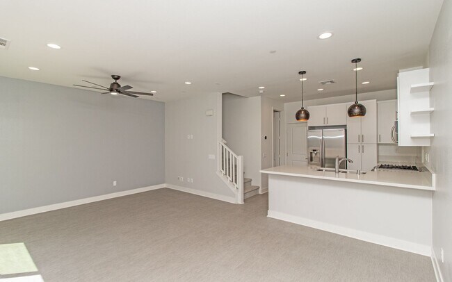 Foto del edificio - Bristol Cove townhome with lagoon views