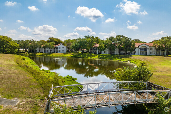 Building Photo - Pinebrook Pointe