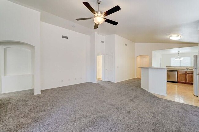 Foto del edificio - READY TO VIEW NOW! Bright, Open Floorplan w/ Brand New Interior Paint & Carpet!