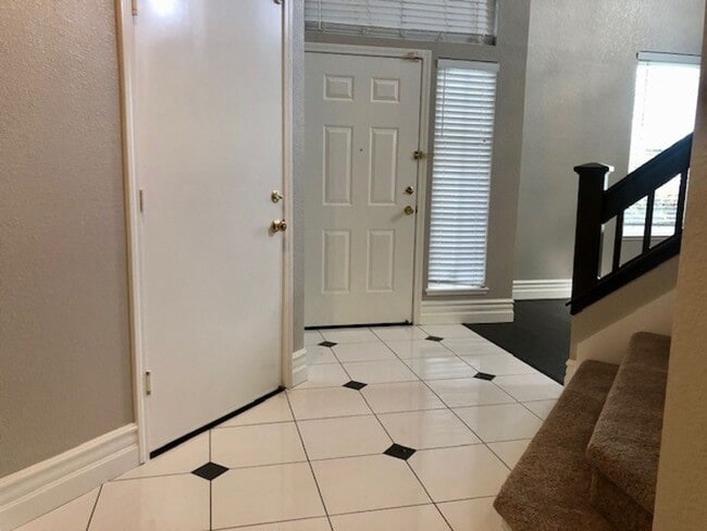 Foto del edificio - Spacious and beautiful 3 bedroom 2.5 bath ...