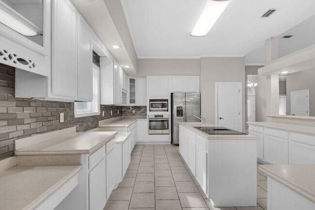 Foto del edificio - MOVE IN SPECIAL: 30% OFF FIRST MONTHS RENT -- Spacious unfurnished 4B/3B home in Gated Community ...