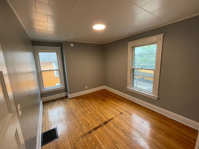 Building Photo - 720 Oak - 4 Unit Building