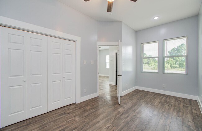 Building Photo - 984 County Rd 340