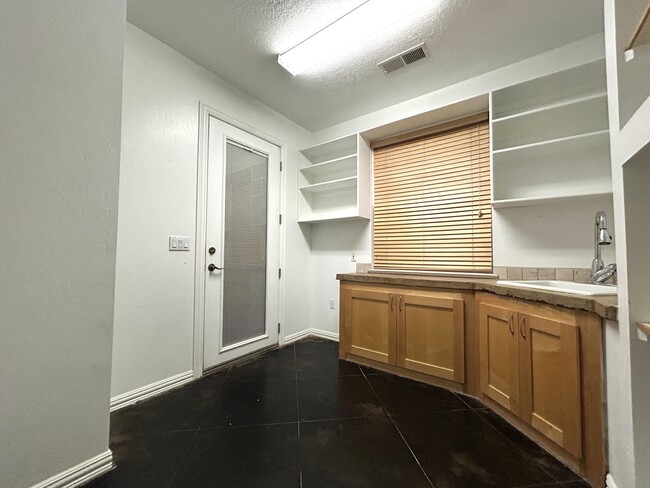 Foto del edificio - 1001 Pinzon St NW