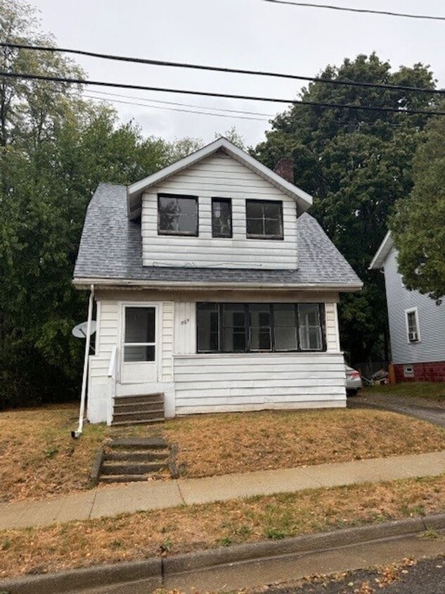 Primary Photo - Charming 4-Bedroom Single Family Home for ...