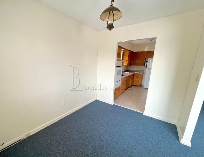 Building Photo - Spacious 3 bedroom-- Close to LIRR/7 Expre...