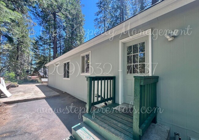 Foto del edificio - Modern Mountain Living: 3-Bedroom Home with Yard, Storage, and More!