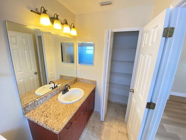 Foto del edificio - 1019 Great Shady Ln