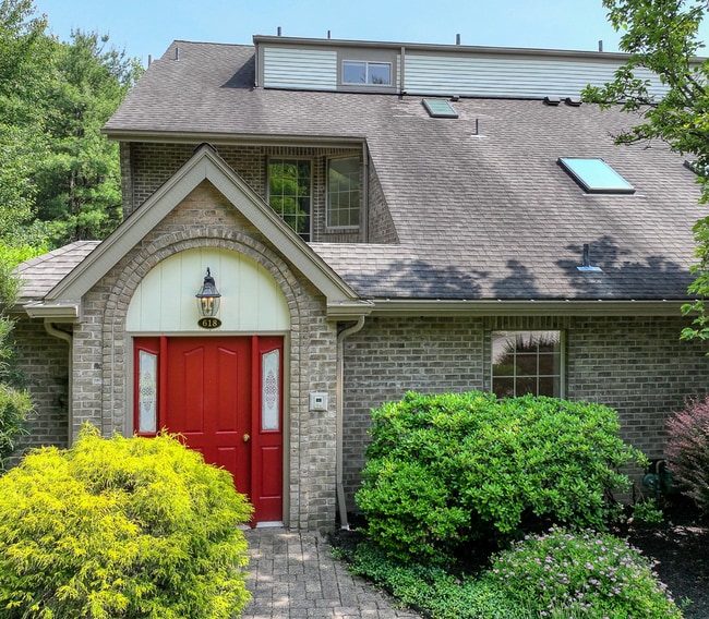 Fox Chapel Luxury Townhome, 4 Bedrooms, 3.5 Bathrooms, 3 Care Garage, Finished Basement. - Fox Chapel Luxury Townhome, 4 Bedrooms, 3.5 Bathrooms, 3 Care Garage, Finished Basement.