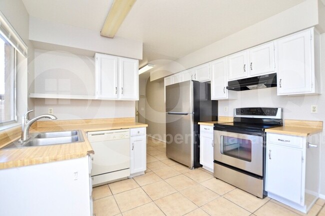 Foto del edificio - 4216 East Grove Street
