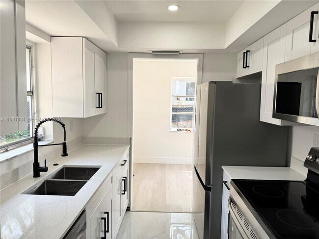 Foto del edificio - 890 SW 28th St