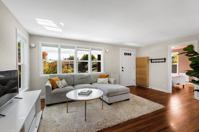 El espacio habitable es cálido, acogedor y luminoso, con una luz natural inigualable. - 3922 S Eddy St
