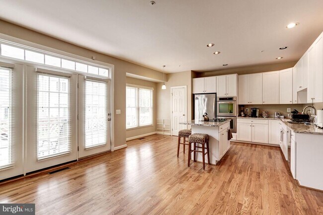 Building Photo - 1805 Fallbrook Ln
