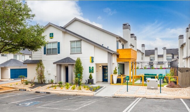 Foto del edificio - Castle Hills Townhomes