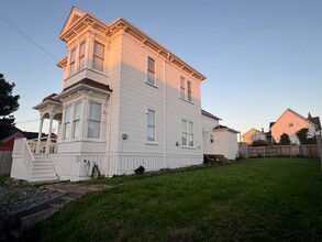 Building Photo - 1627 Pine St
