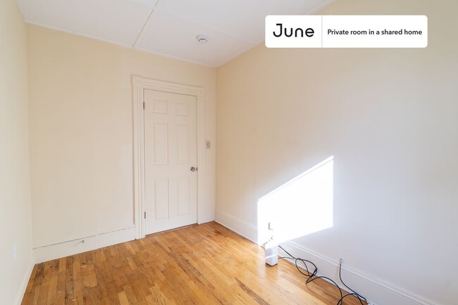 Foto del edificio - Private bedroom in 4 bed/1 bath Home