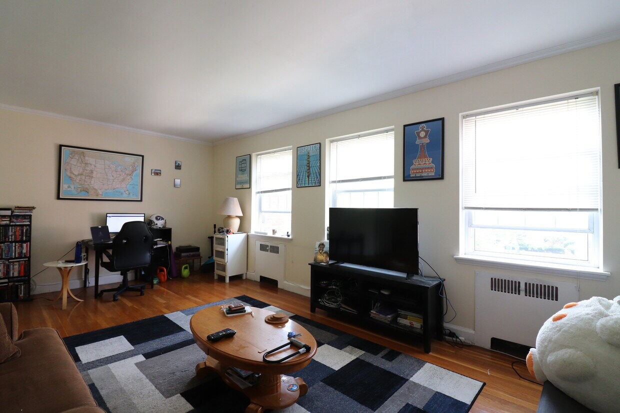 Primary Photo - 1153 Beacon St