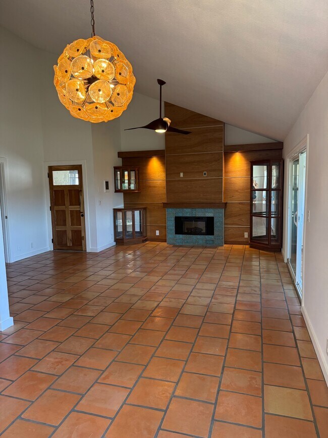 Foto del edificio - 2271 Edinburg Ave