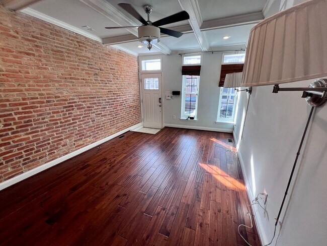 Building Photo - Recently Renovated 4Bedroom Townhome in Ri...