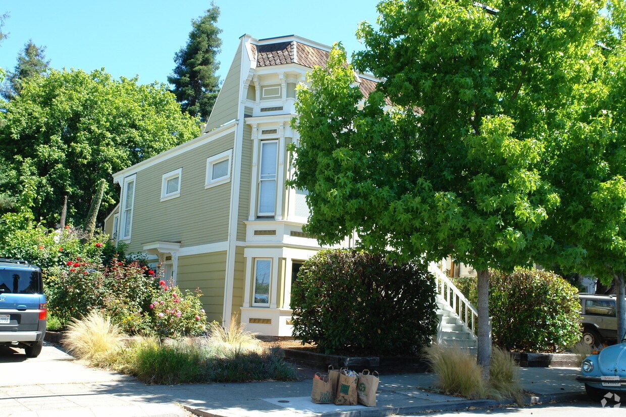 Building Photo - 2131 Prince St