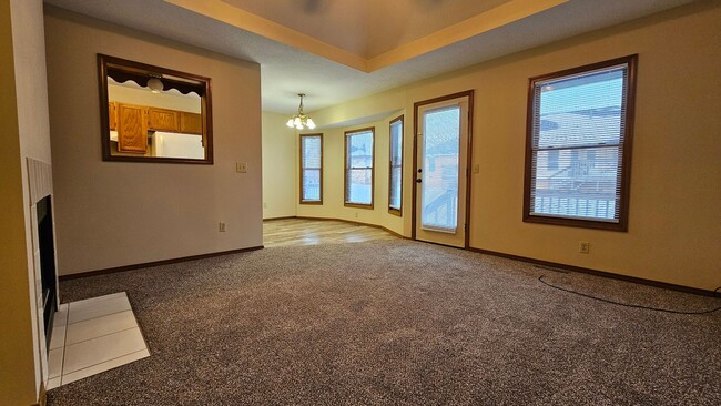 Building Photo - Super Clean Duplex Available Now!