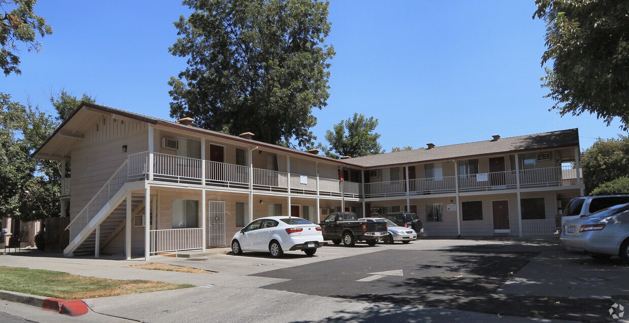 Building Photo - College Manor