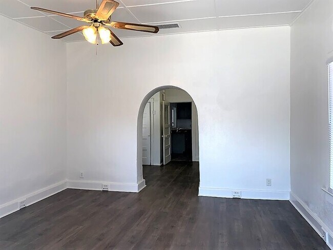 Building Photo - Downtown 2 Bedroom House