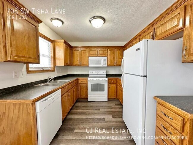 Building Photo - 708 SW Tisha Ln