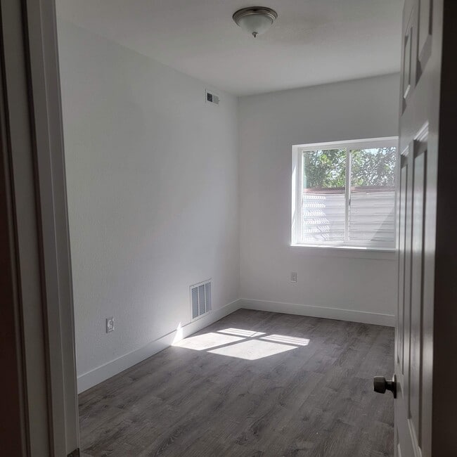 Building Photo - 2525 W 65th Pl