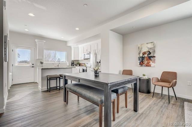 Building Photo - 2220 E La Salle St