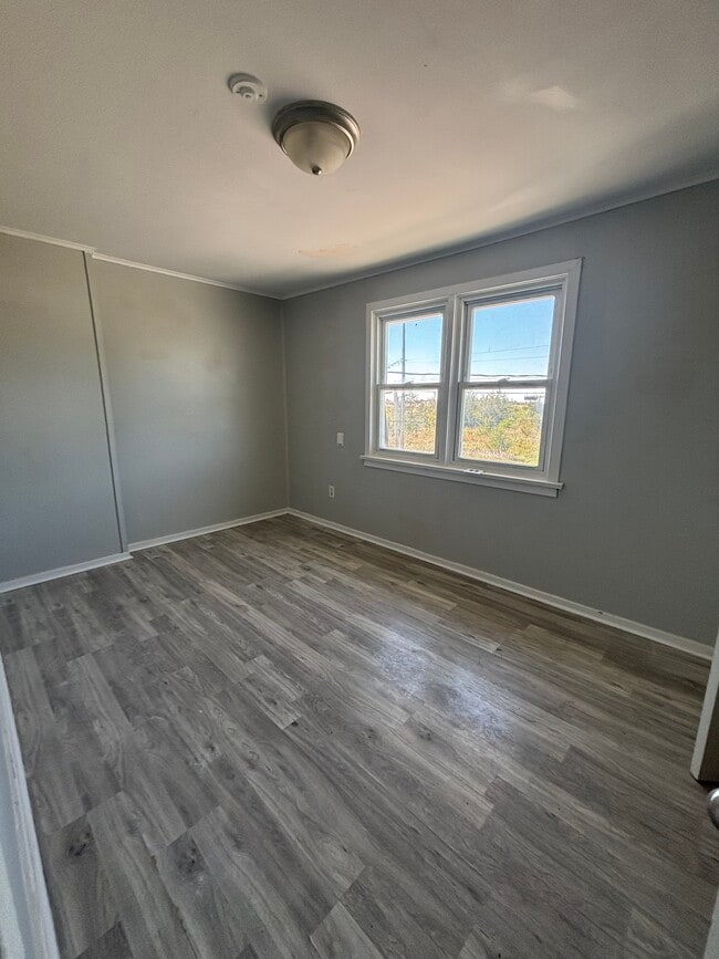 Building Photo - 3 Bedroom Townhome