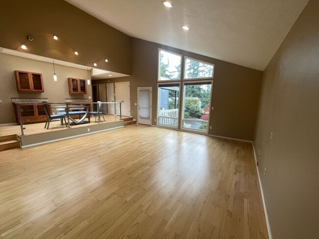 Building Photo - $1475 Off First Full Month!!  Georgeous, U...