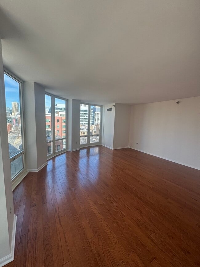 Building Photo - 345 N La Salle Dr